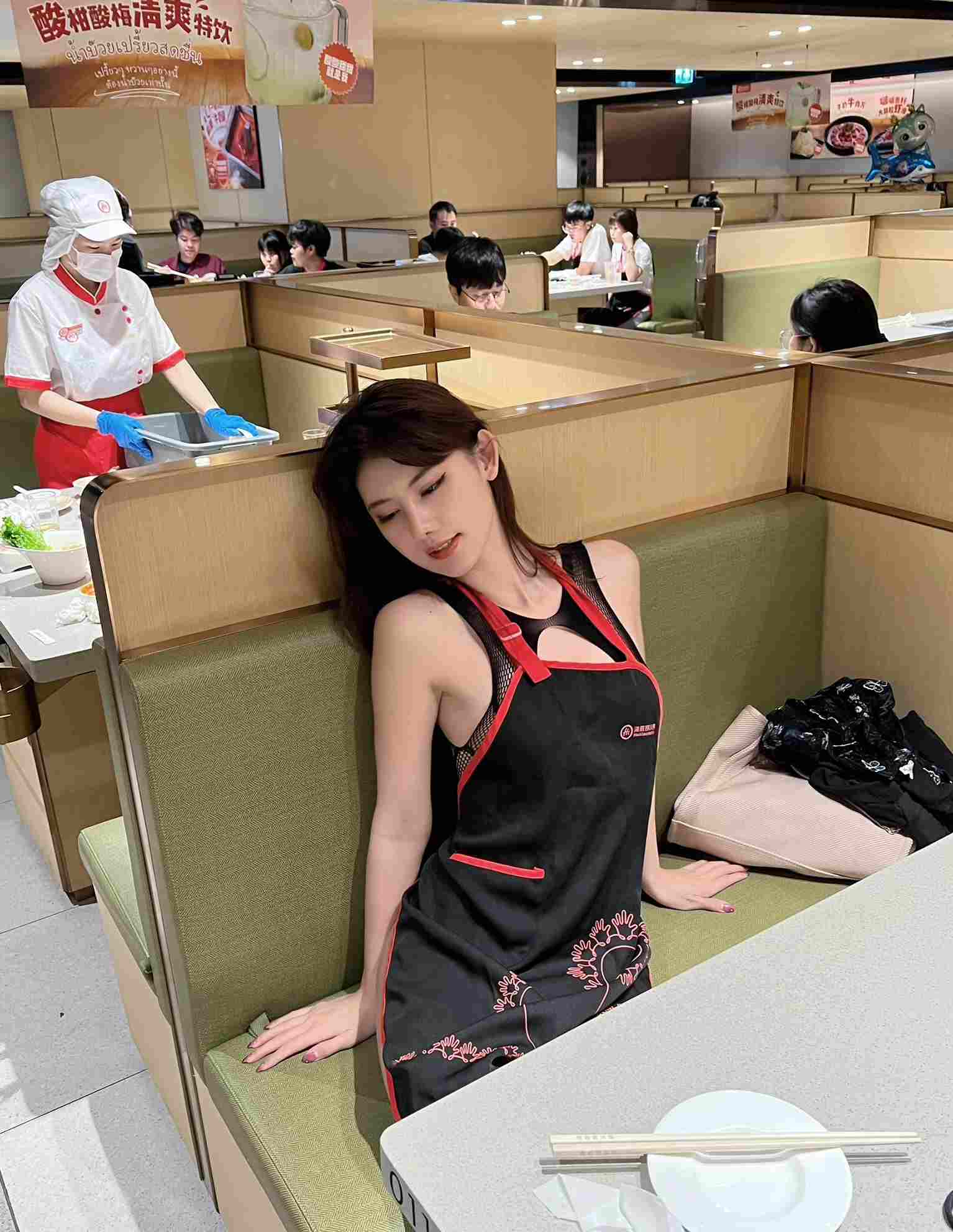 海底捞惊现黑丝网美女！反差感直接拉满🔥（附视频）-朵兔兔